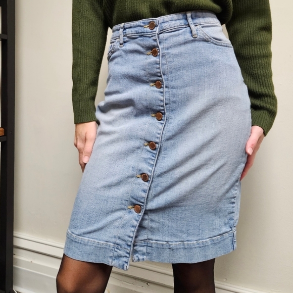 Banana Republic Light Wash Denim Button Down Pencil Style Skirt with Stretch - Picture 5 of 6